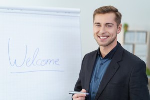 mann hält einen vortrag am flipchart